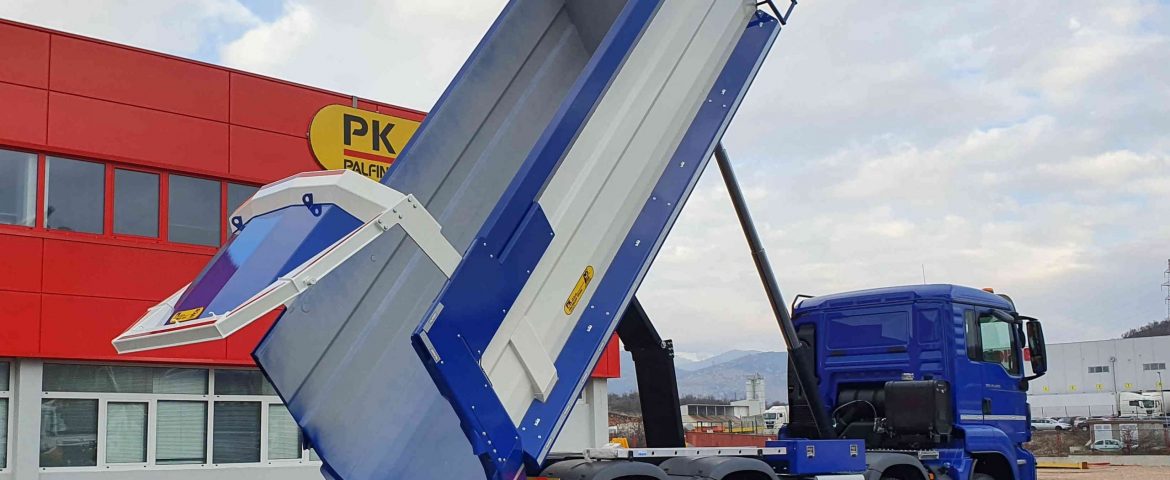 Rear tipper with “bulb” hydraulic door