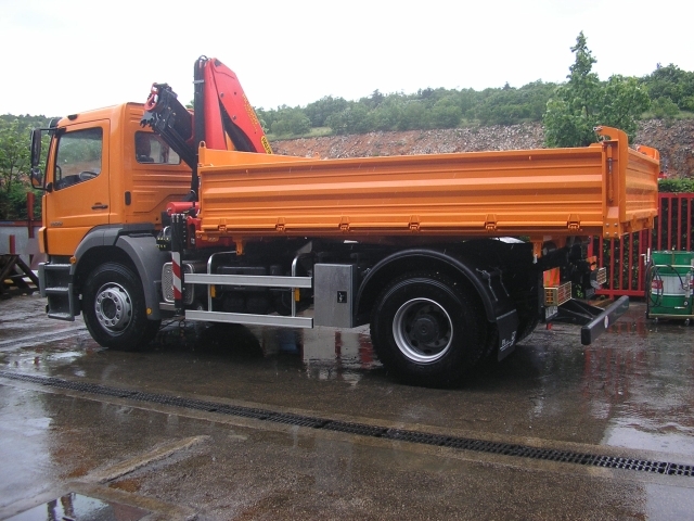 Palfinger crane PK 15500 and three-way tipper TK 115 for Euroline – Favis