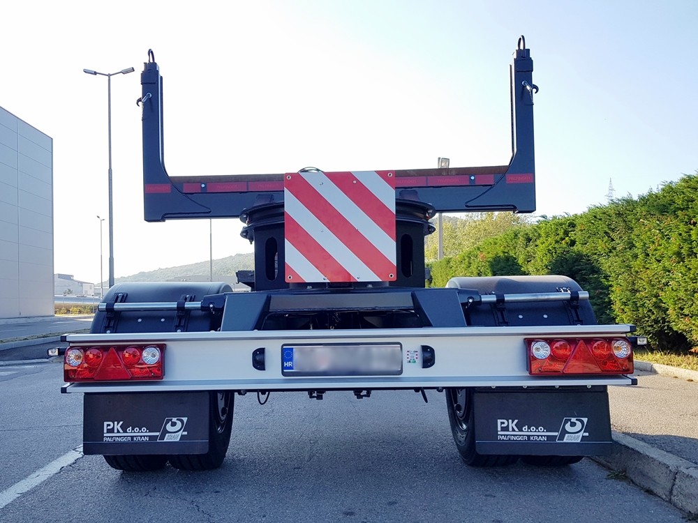 Elektroprivreda_Jednoosovinska_prikolica_za_prijevoz_stupova_PST_100