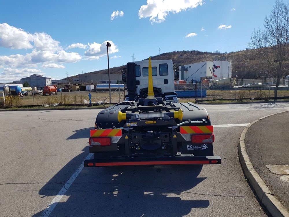Komunalna_nadogradnja_s_Palfinger_navlakačem_kontejnera_T_18