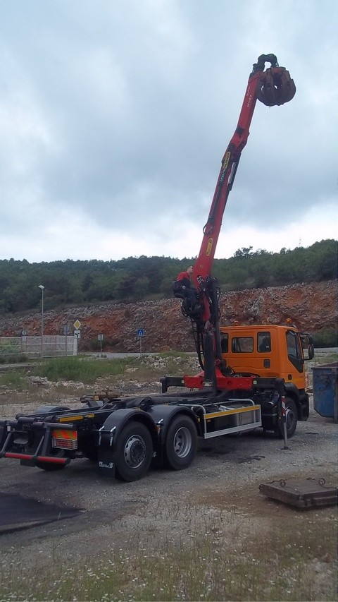 Palfinger_Epsilon_dizalica_M110Z82_i_navlakač_kontejnera_komunalne_djelatnosti