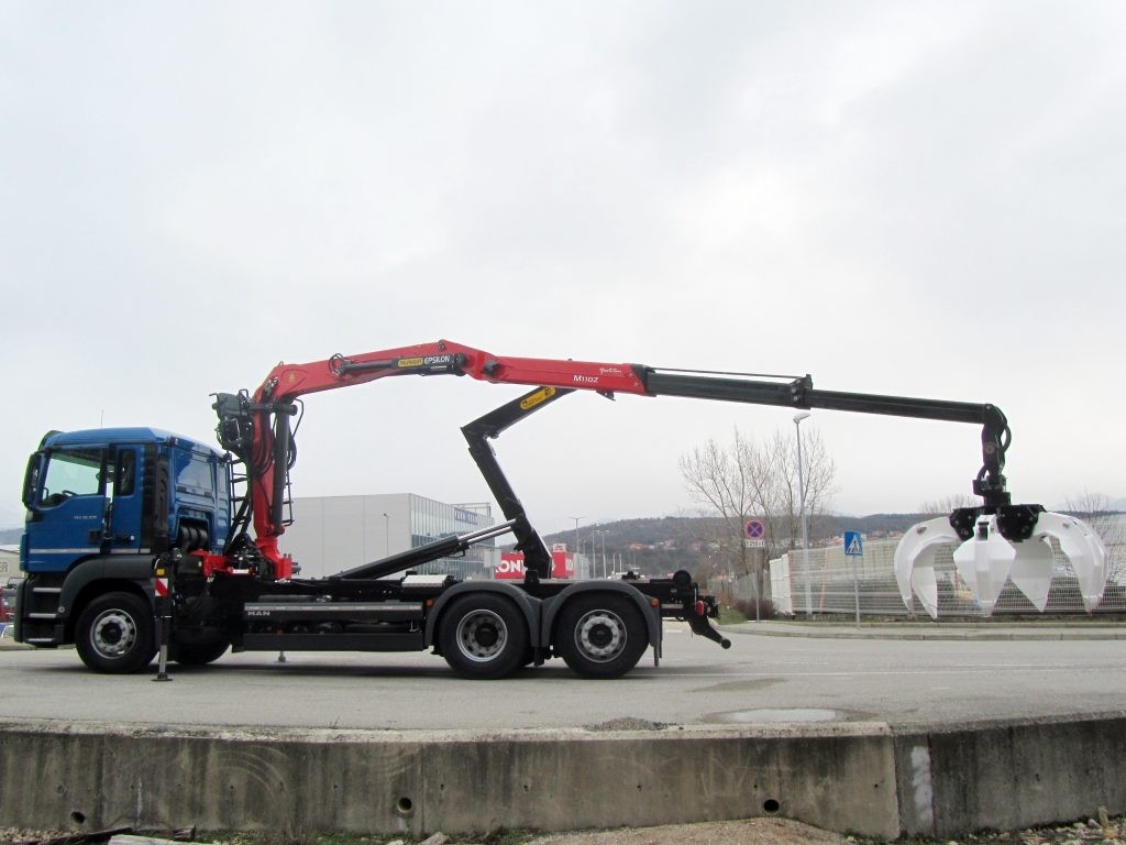 Palfinger Epsilon crane M110Z96 with T 18 Hooklift Delivered to Rezač Service Craft