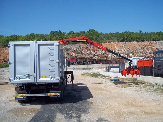 Palfinger_Epsilon_dizalica_M110Z_i_stražnji_komunalni_kiper_SKK_200_komunalne_djelatnosti