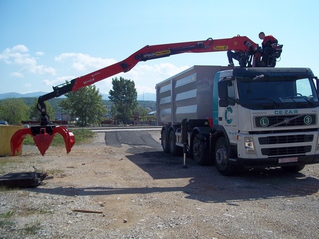 Palfinger_Epsilon_dizalica_M110Z_i_stražnji_komunalni_kiper_SKK_200_komunalne_djelatnosti