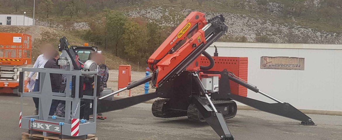 Transpoter gusjeničar s Palfinger Marine dizalicom PK 8501(M) i radnom košarom za EKOPLUS