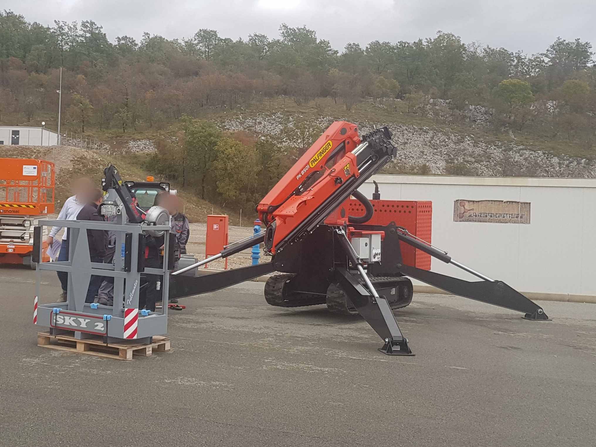 Transpoter gusjeničar s Palfinger Marine dizalicom PK 8501(M) i radnom košarom za EKOPLUS
