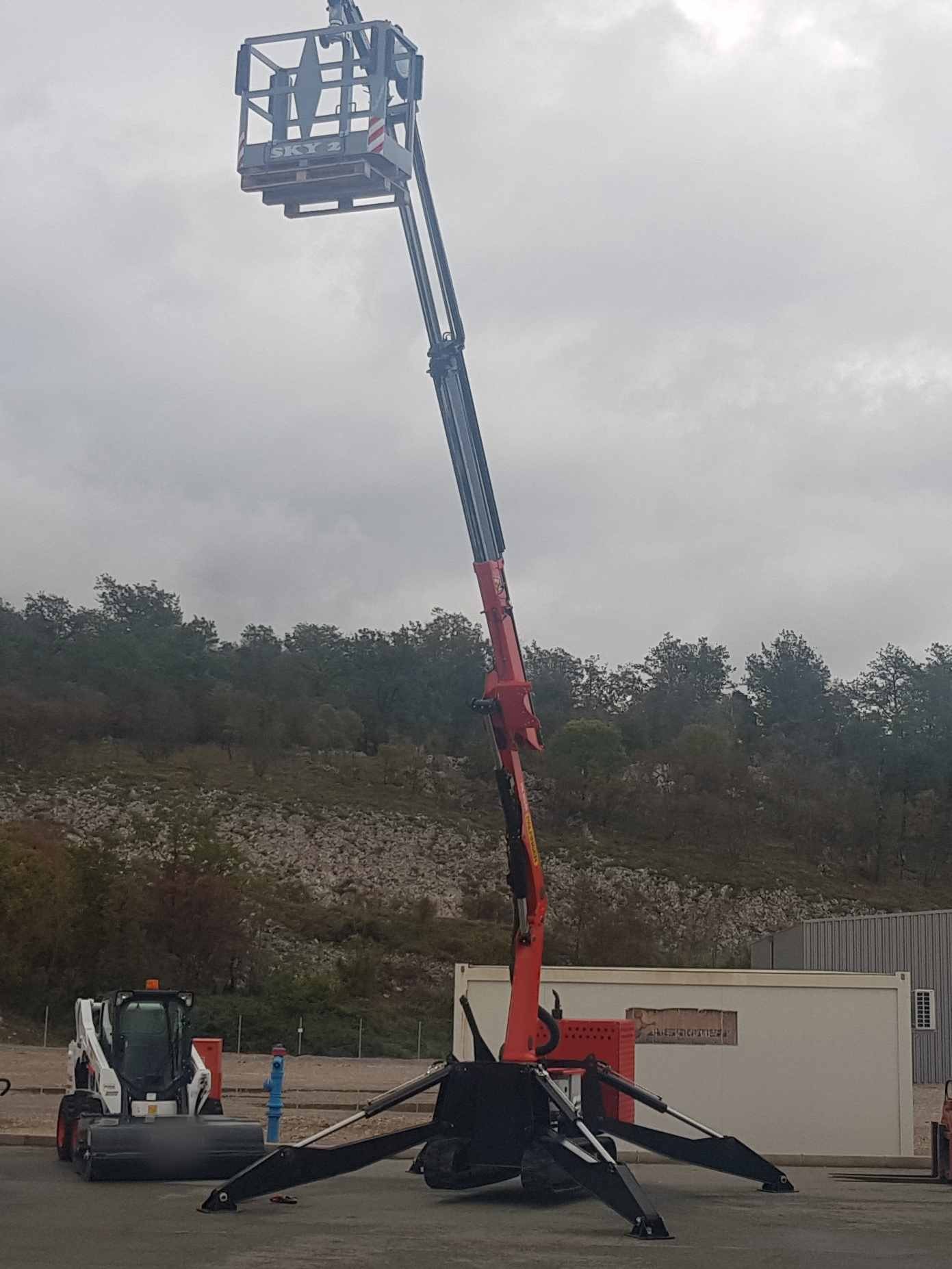 Palfinger_Marine_dizalica_PK_8501M_i_radna_košara_transporter_gusjeničar