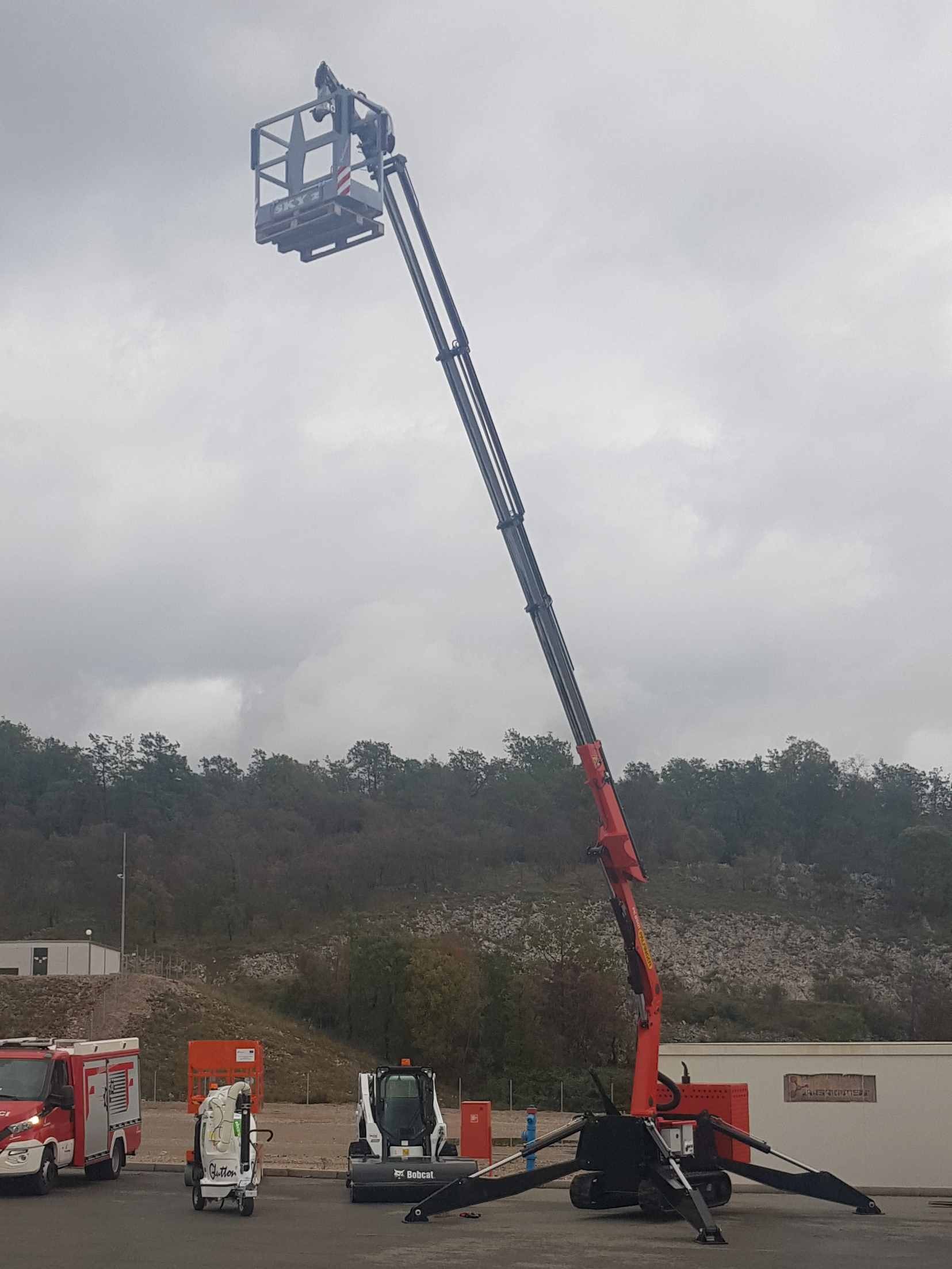 Palfinger_Marine_dizalica_PK_8501M_i_radna_košara_transporter_gusjeničar