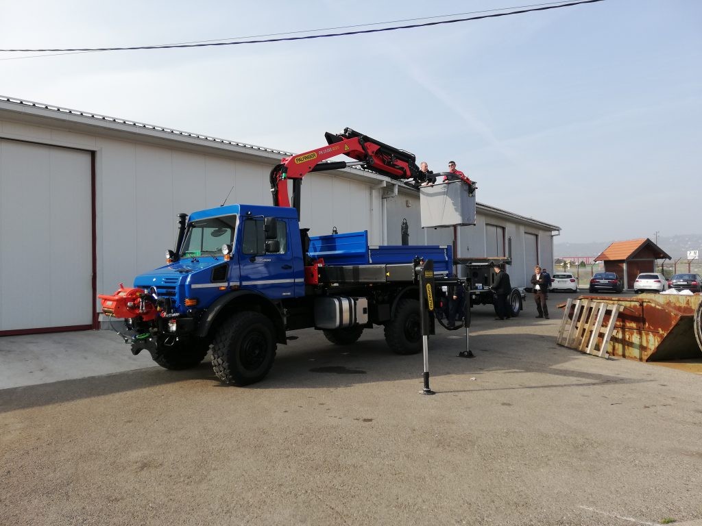Palfinger_dizalica_PK_19.001_SLD5_i_prikolica_za_transport_stupova_PST_100