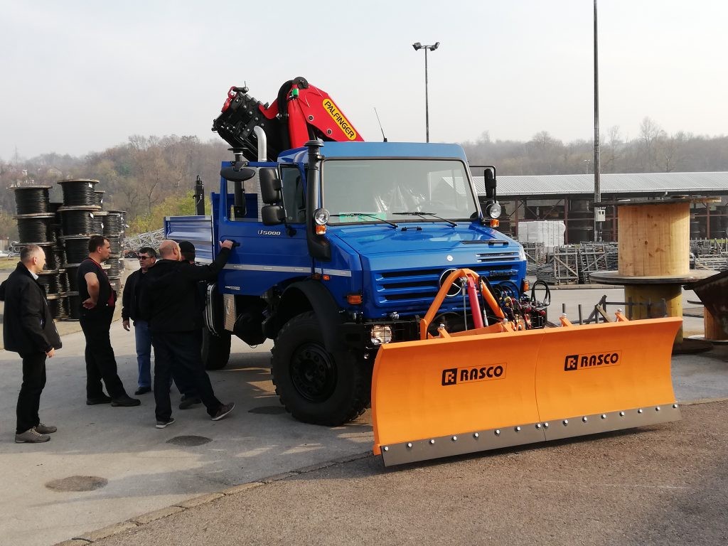 Palfinger_dizalica_PK_19.001_SLD5_i_prikolica_za_transport_stupova_PST_100