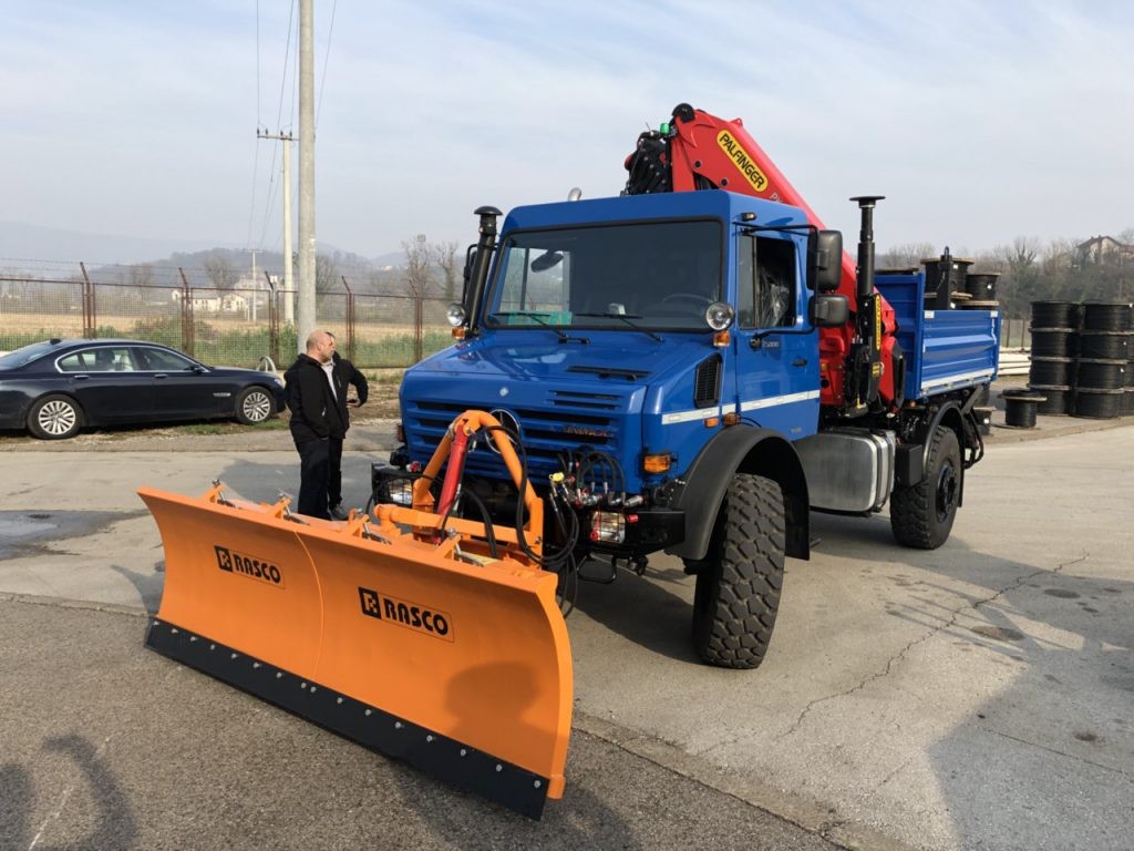 Palfinger_dizalica_PK_19.001_SLD5_i_prikolica_za_transport_stupova_PST_100
