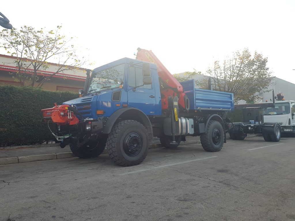 Palfinger_dizalica_PK_19.001_SLD5_i_prikolica_za_transport_stupova_PST_100