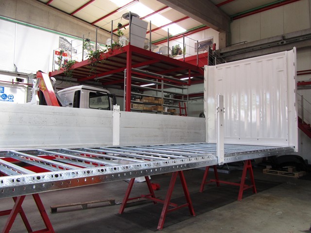 Palfinger_dizalica_PK_20001_i_tovarni_sanduk_kamionski_sanduci