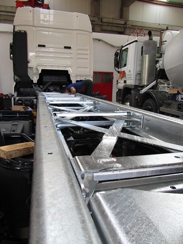 Palfinger_dizalica_PK_20001_i_tovarni_sanduk_kamionski_sanduci