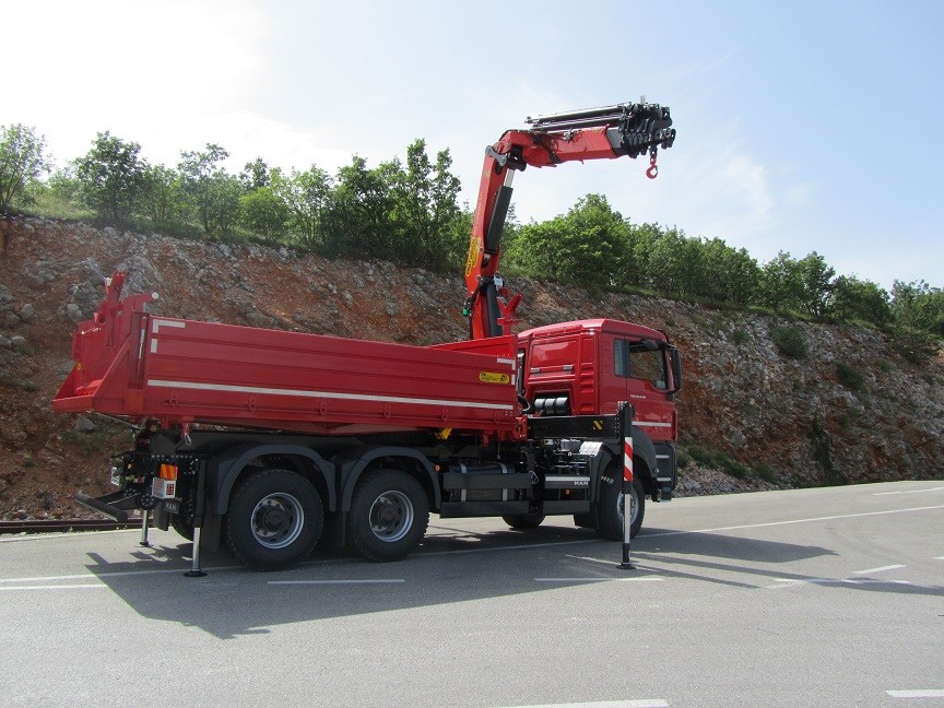 Palfinger_dizalica_PK_33002_EH_i_Trostrani_kiper_TK_160_kiperski_sanduci