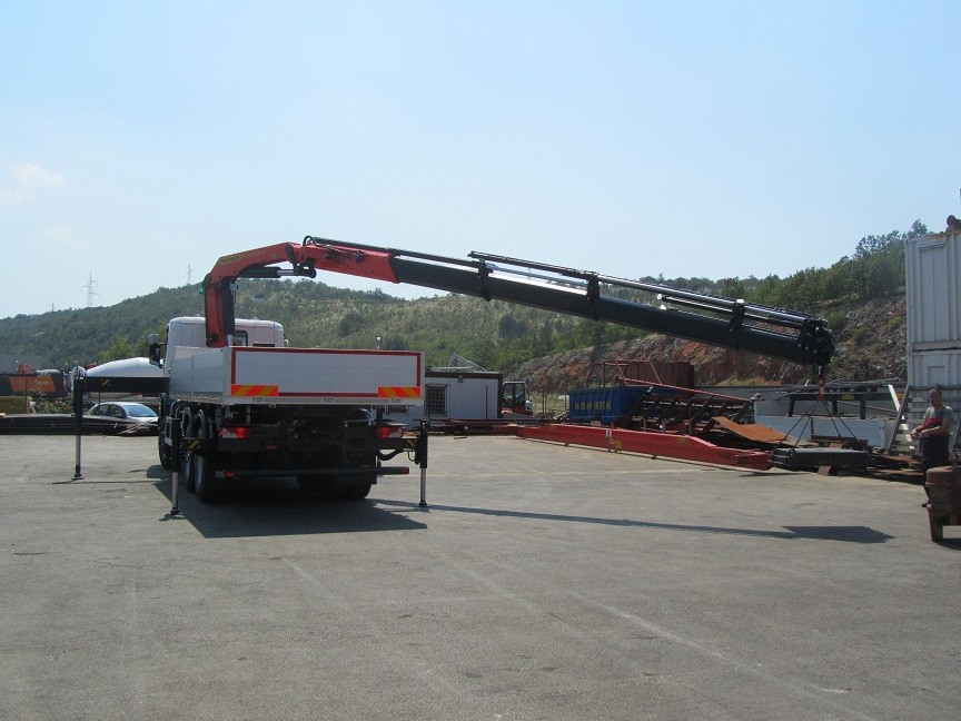 Palfinger_dizalica_PK_33002_EH_i_tovarni_sanduk_kamionski_sanduci