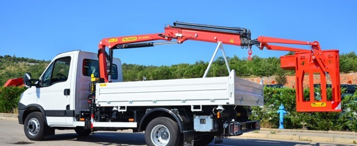 Palfinger dizalica PK 4200 i trostrani kiper TK 35 za tvrtku Vecla