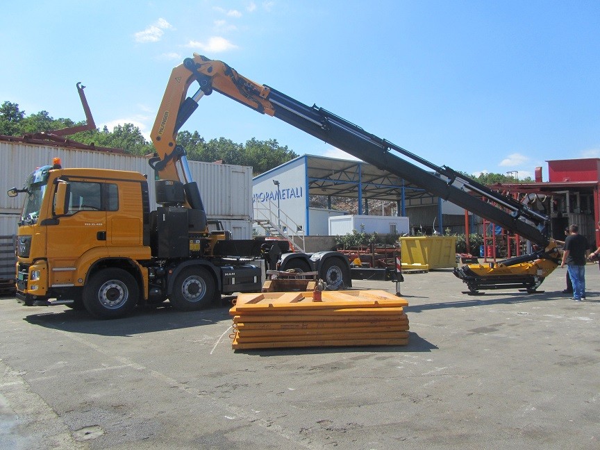 Palfinger_dizalica_PK_92002_i_tovarni_sanduk_kamionski_sanduci
