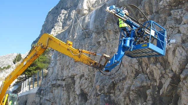 Radna_košara_s_bušećom_garnituirom_i_instalacijom_za_zakretanje