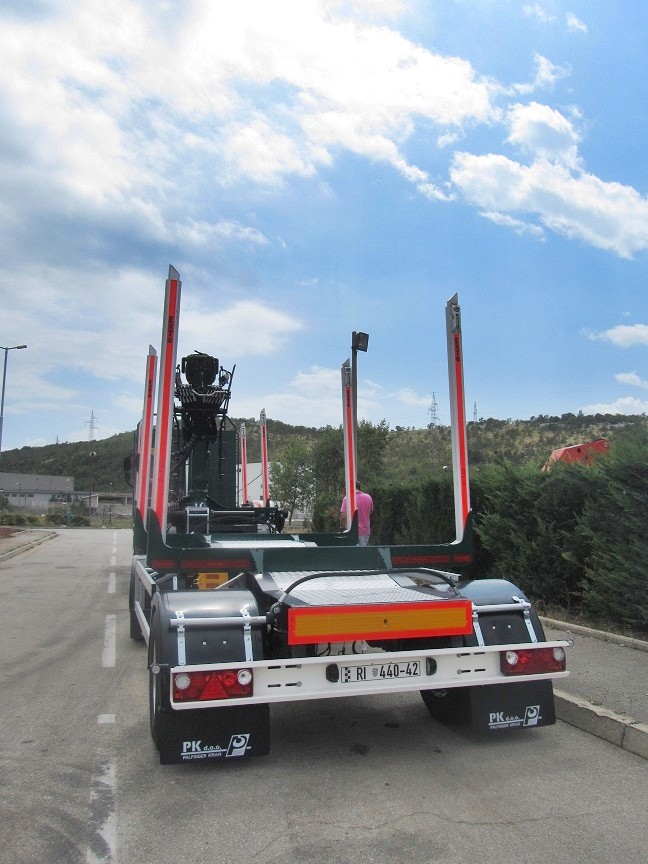 Šumarska_nadogradnja_s_Palfinger_Epsilon_dizalicom_M110Z79_i_šumarska_prikolica_PSM_180
