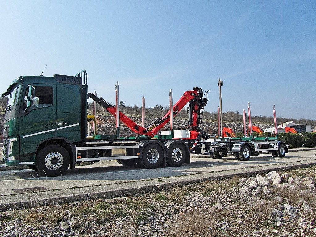Šumarska nadogradnja s Palfinger Epsilon dizalicom M110Z82 i šumarska prikolica PSM 180 za UPTO Benšak