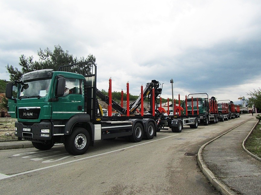Šumarska_nadogradnja_s_Palfinger_Epsilon_dizalicom_M110Z82_i_šumarska_prikolica_PSM_200