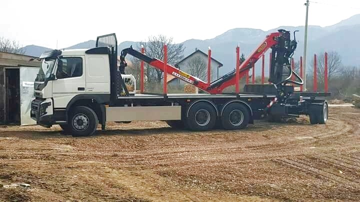 Šumarska nadogradnja s Palfinger Epsilon dizalicom M12Z83 i šumarska prikolica PSM 200