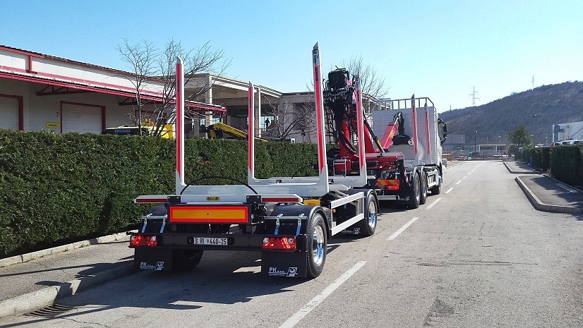 Šumarska nadogradnja s Palfinger Epsilon dizalicom Q180Z96 i šumarska prikolica PSM 200 za tvrtku Atlas Mr