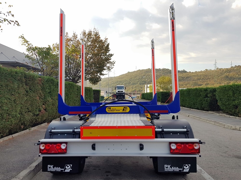 Šumarska_nadogradnja_s_Palfinger_Epsilon_dizalicom_i_šumarska_prikolica_PSM_180
