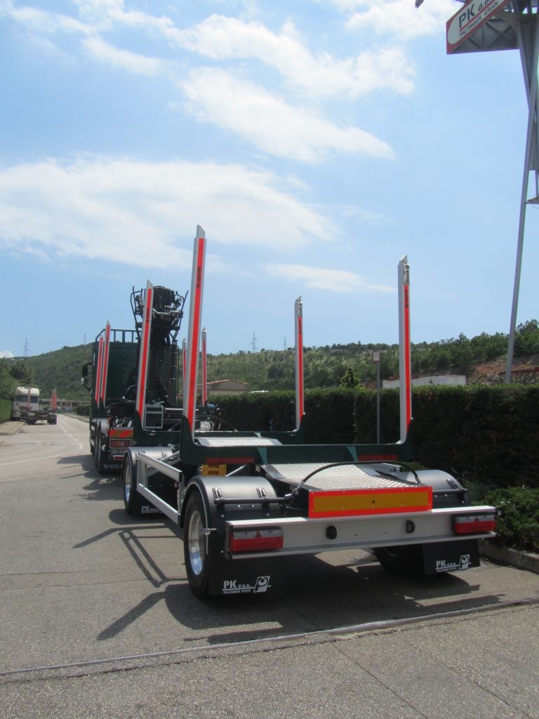 Šumarska_platforma_s_Palfinger_Epsilon_dizalicom_M110Z_i_šumarska_prikolica_PSM_180