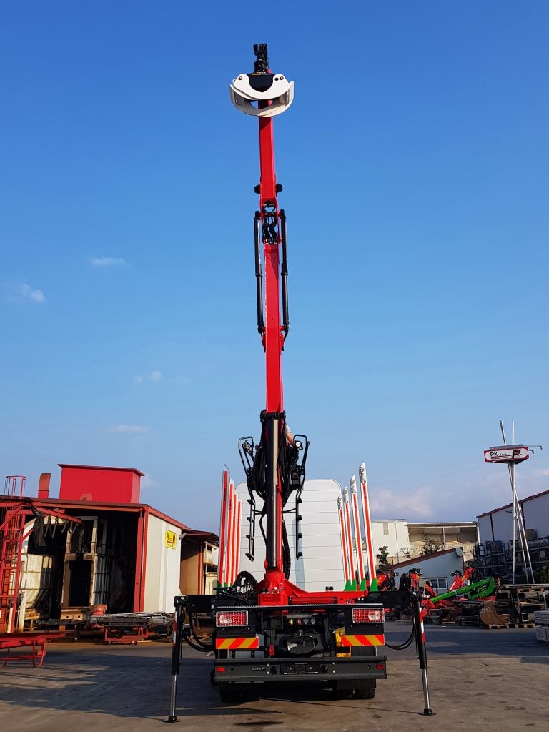 Šumarska_platforma_s_Palfinger_Epsilon_dizalicom_M120Z79_i_šumarska_prikolica_PSM_180