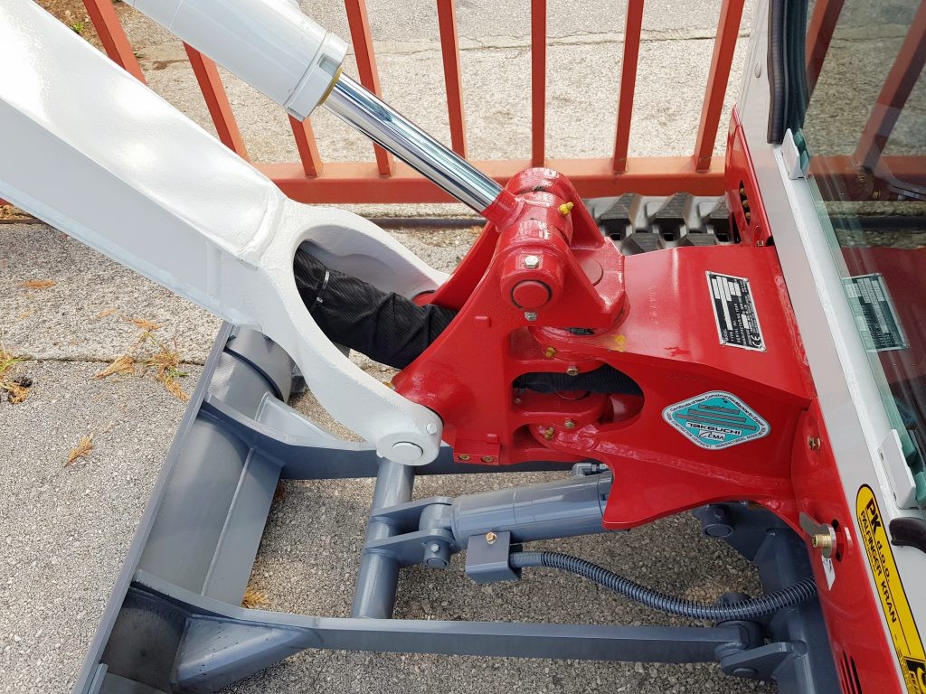 Takeuchi_bager_TB216A_s_powertiltom_i_PK_žlicama