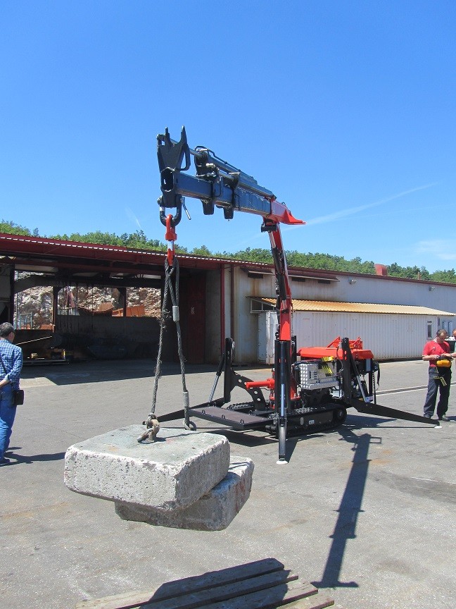 Transporter_gusjeničar_s_Palfinger_dizalicom_PK_4501