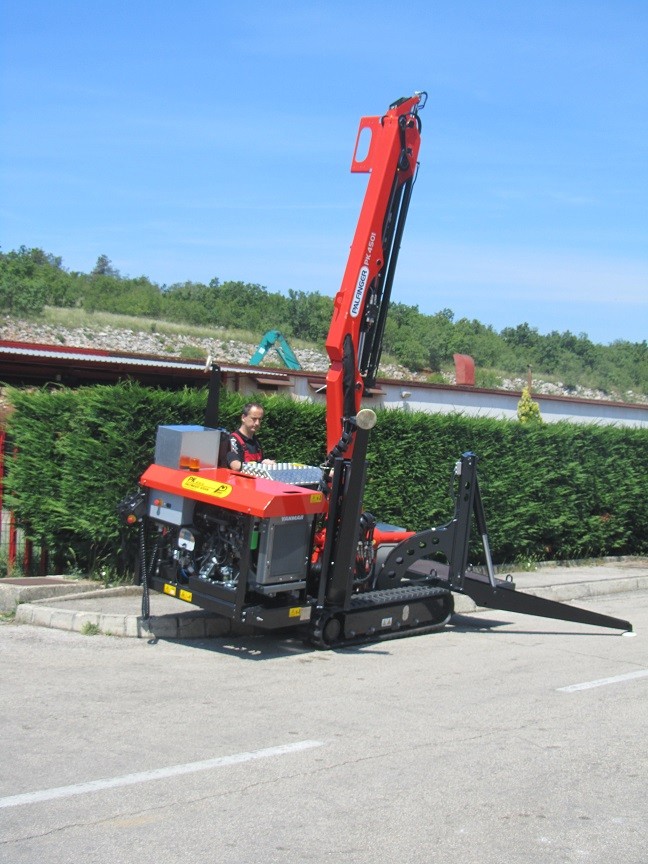 Transporter_gusjeničar_s_Palfinger_dizalicom_PK_4501