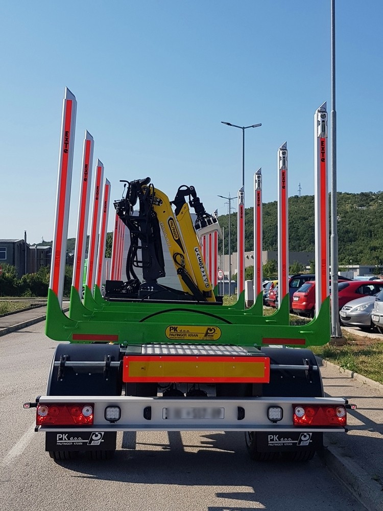 Tri_šumarske_nadogradnje_s_dizalicama_Palfinger_Epsilon_M12Z83_i_šumarskim_prikolicama_šumarstvo
