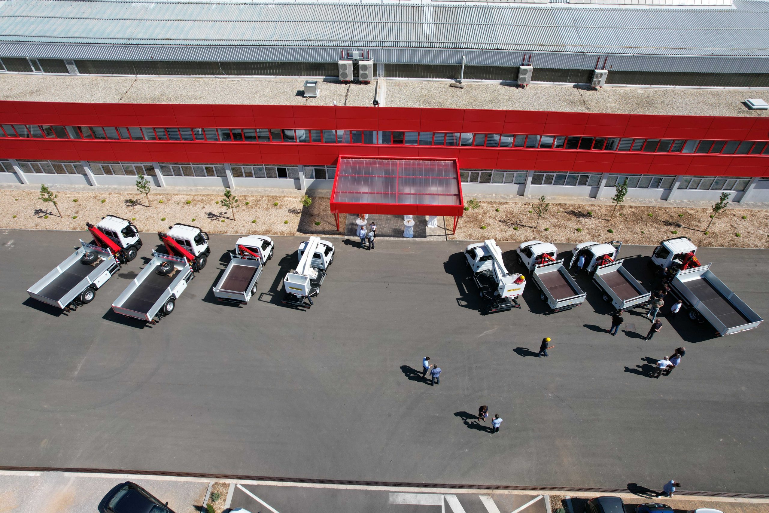 kamion-dizalica-Palfinger-sanduk-radna-kosara-scaled