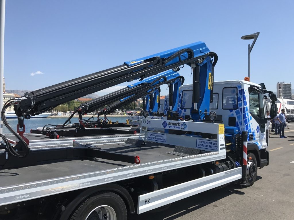 Palfinger Crane PK 17500T and Loading Platform F 100 for Split Parking