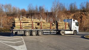 sumarska-poluprikolica s podom-transport-trupaca_2-1
