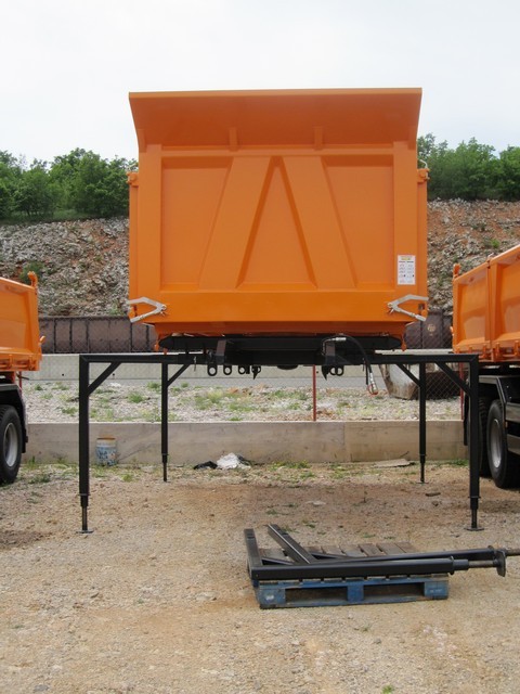 Interchangeable Superstructure – Three-Side Tipper TK 200 and 7m³ Mixer for Pavgord