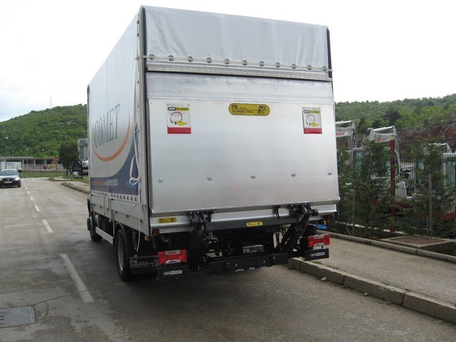 Palfinger_utovarna_rampa_MBB_750_tovarni_sanduk_kamionski_sanduci