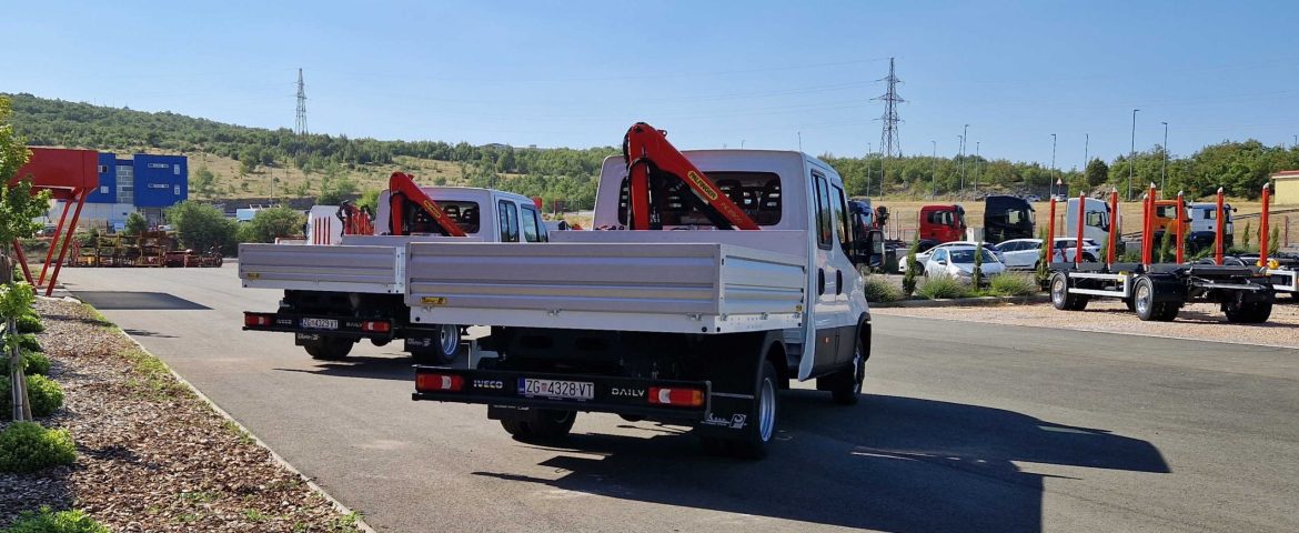 Kamioni s duplom kabinom i Palfinger dizalicom PK 2900 A za tvrtku Vodotehnika