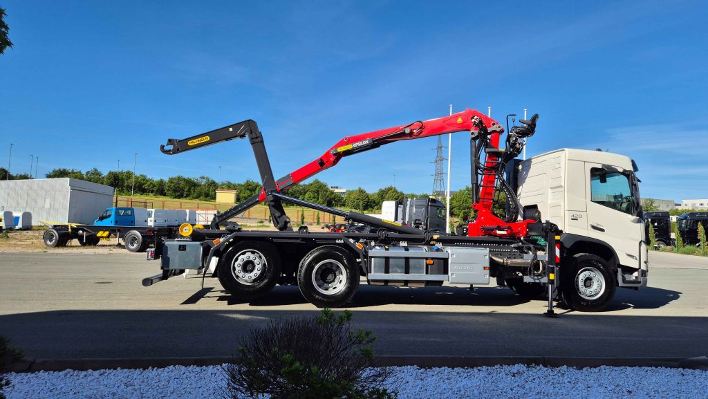 RECYCLING TRUCK UPGRADE WITH PALFINGER CRANE AND HOOKLOADER FOR AIDA COMMERCE