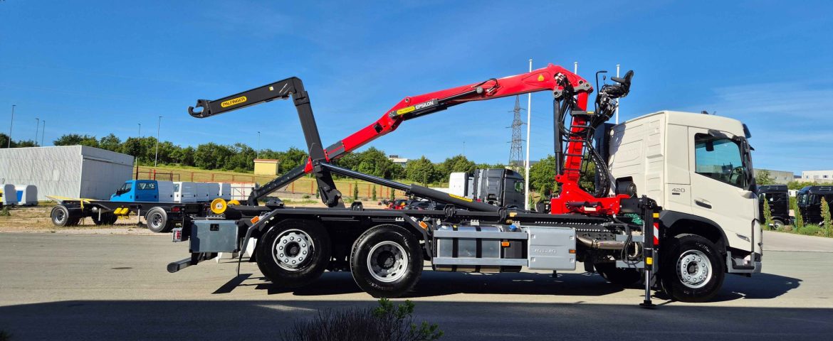 RECYCLING TRUCK UPGRADE WITH PALFINGER CRANE AND HOOKLOADER FOR AIDA COMMERCE