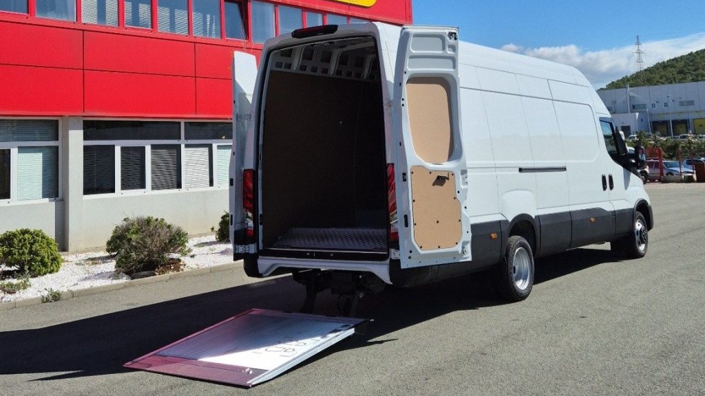 Ugradnja utovarne rampe MBB C500 VAN na teretni furgon za LED-Elektroniku