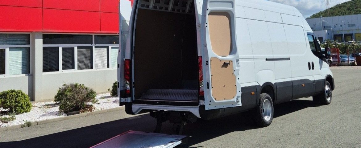 Ugradnja utovarne rampe MBB C500 VAN na teretni furgon za LED-Elektroniku