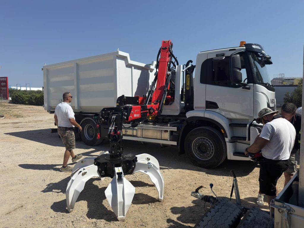 Delivery of the PALFINGER HT 18 TEC Hookloader and EPSILON Crane M110Z 95TR