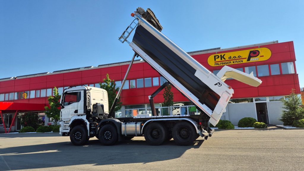 Isporuka MAN TGS 8×4 s Half-Pipe kiperom HP220 HD za Tekton Construction