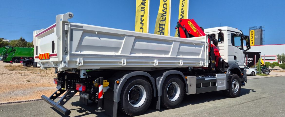 Three-axle crane-tipper with a PALFINGER PK 33002 EH crane for Planigrad projekt