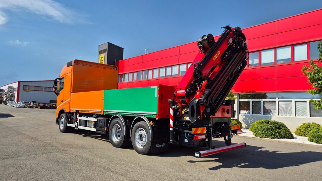 PALFINGER PK 33002 EH Crane and TS-6.2 Platform Body for Bulum Connect