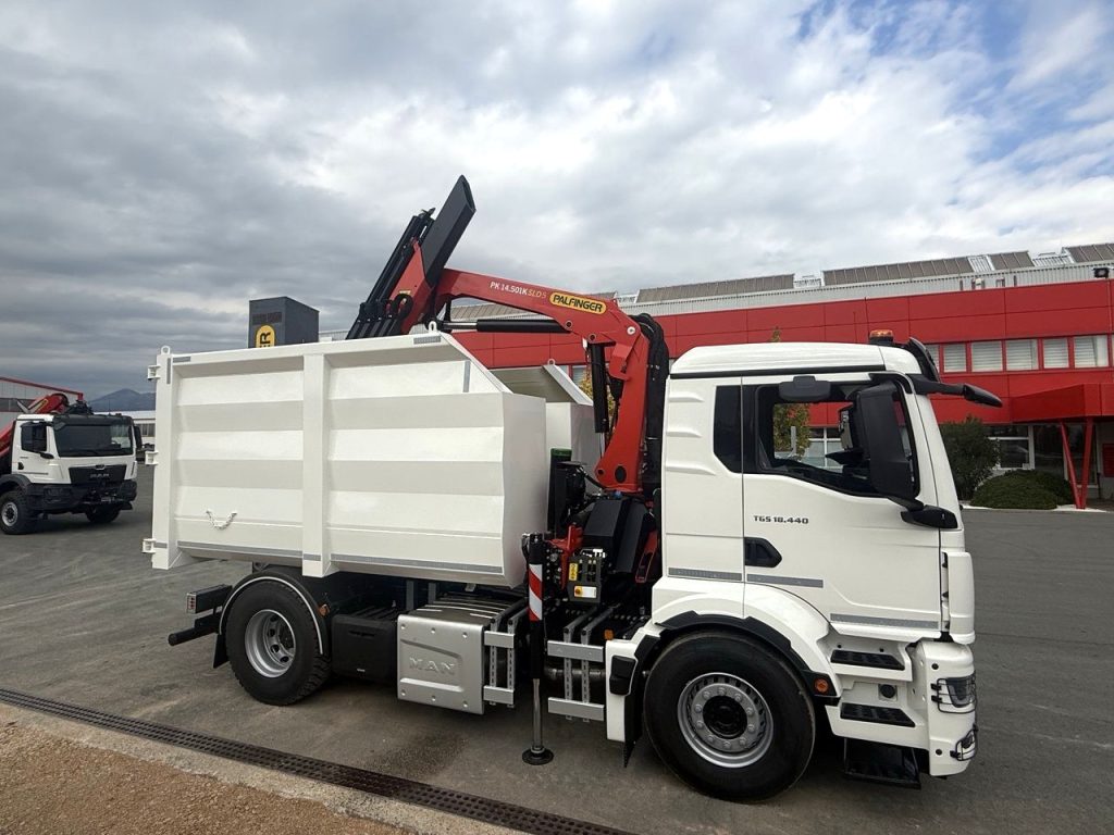 Municipal truck body with a PALFINGER crane for Ponikve eko otok Krk